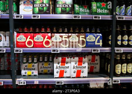 SARDAIGNE, ITALIE - 25 MAI 2023 : étagère à bière avec de la bière locale Ichnusa dans un supermarché sur l'île de Sardaigne, Italie. Banque D'Images