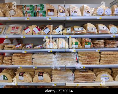 SARDAIGNE, ITALIE - 25 MAI 2023 : pain plat sarde local connu sous le nom de pane carasau dans un supermarché sur l'île de Sardaigne, Italie. Banque D'Images