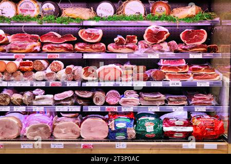 SARDAIGNE, ITALIE - 25 MAI 2023 : Deli choix de charcuteries comme le jambon prosciutto crudo et salami dans un supermarché sur l'île de Sardaigne, Italie. Banque D'Images