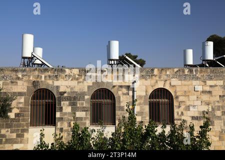Chauffe-eau solaires de toit à Jérusalem, Israël. Banque D'Images