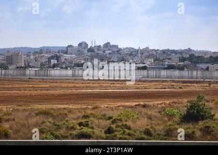 Mur de sécurité de la Cisjordanie séparant Israël et le territoire palestinien. Mur de béton le long de la ligne verte le long de l'autoroute Yitzhak Rabin. Ville de Qalqilya Banque D'Images