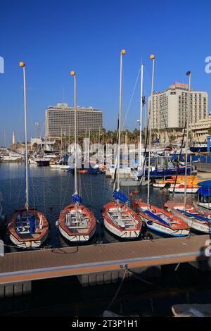 TEL AVIV, ISRAËL - 3 NOVEMBRE 2022 : Marina à tel Aviv, Israël. Tel Aviv est le centre économique et technologique d'Israël. Banque D'Images