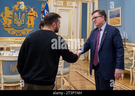 Kiev, Ukraine. 16 octobre 2022. Le président ukrainien Volodymyr Zelenskyy, à gauche, accueille Jim O’Brien, secrétaire d’État adjoint aux Affaires européennes et eurasiennes, avant des réunions bilatérales au Palais Mariinsky, le 16 octobre 2023 à Kiev, en Ukraine. Crédit : Ambassade DES ÉTATS-UNIS / Département d'État photo / Alamy Live News Banque D'Images