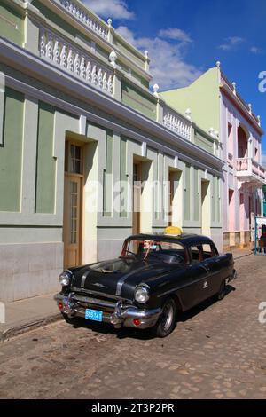 TRINIDAD, CUBA - 5 FÉVRIER 2011 : Oldtimer Classic Pontiac garée à Trinidad. Cuba a l'un des taux de véhicules par habitant les plus bas. Banque D'Images