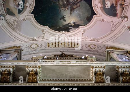 Vue intérieure de la cathédrale de Kecskemét, également connue sous le nom de Co-cathédrale de l'Ascension du Seigneur, Hongrie Banque D'Images