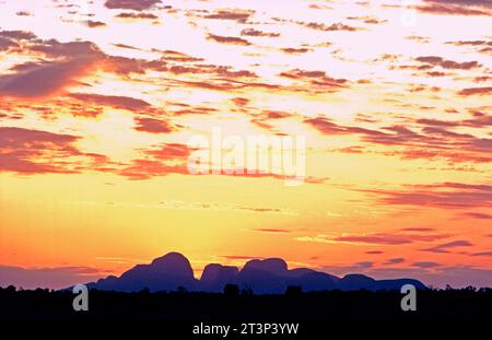 Australie. Territoire du Nord. Le Kata Tjuta (Mont Olga) (les Olgas). Coucher de soleil. Banque D'Images