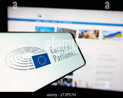 Smartphone avec logo de l'organe législatif de l'UE Parlement européen (PE) devant le site web. Concentrez-vous sur le centre gauche de l'écran du téléphone. Banque D'Images