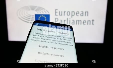 Téléphone portable avec le site Internet de l'organe législatif de l'UE Parlement européen (PE) devant le logo. Effectuez le focus sur le coin supérieur gauche de l'écran du téléphone. Banque D'Images