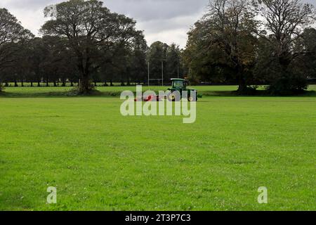 Tracteur John Deere fauchant l'herbe à Pontcanna Fields. Cardiff. Prise à l'automne 2023. Octobre Banque D'Images