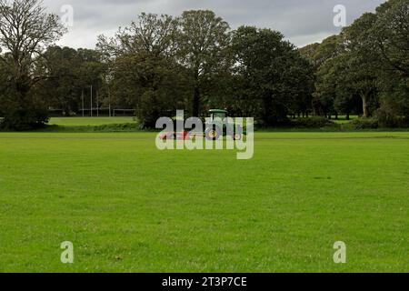 Tracteur John Deere fauchant l'herbe à Pontcanna Fields. Cardiff. Prise à l'automne 2023. Octobre Banque D'Images
