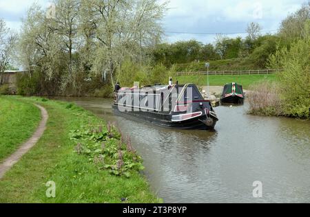 Un bateau étroit descend le long du canal d'Oxford près d'Ansty dans le Warwickshire. Banque D'Images