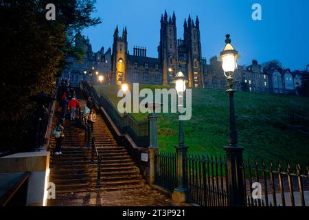 Vue du soir des marches de Playfair sur le Mound sous la pluie à Édimbourg, Écosse, Royaume-Uni Banque D'Images