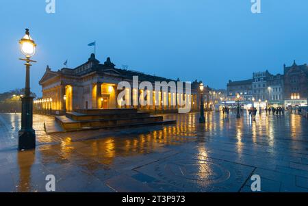 Vue du soir du musée d'art éclairé de la Royal Scottish Academy sous la pluie à Édimbourg, Écosse, Royaume-Uni Banque D'Images