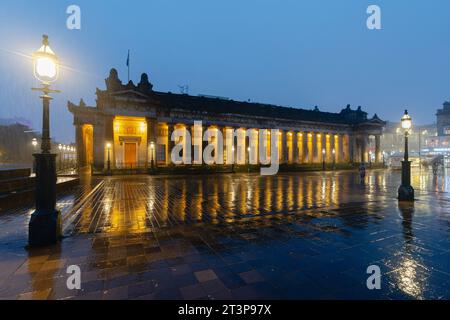 Vue du soir du musée d'art éclairé de la Royal Scottish Academy sous la pluie à Édimbourg, Écosse, Royaume-Uni Banque D'Images