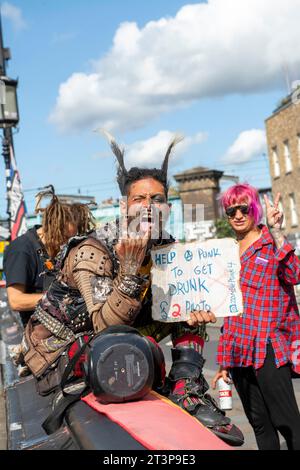 Punk posant pour des photos et divertissant touristes à Camden Town, Londres Angleterre Royaume-Uni Banque D'Images