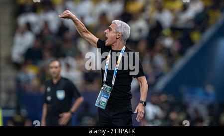 Luis Manuel Ribeiro de Castro l'entraîneur-chef d'Al-Nassr FC donne des instructions à ses joueurs lors du jour de match 3 de la Ligue des Champions AFC 2023-24 Groupe E entre Al-Nassr FC (KSA) et Al Duhail SC (QAT) au Parc Al Awwal le 24 octobre 2023 à Riyad, Arabie Saoudite. Photo de Victor Fraile / Power Sport Images Banque D'Images