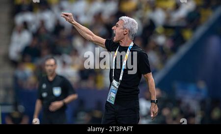 Luis Manuel Ribeiro de Castro l'entraîneur-chef d'Al-Nassr FC donne des instructions à ses joueurs lors du jour de match 3 de la Ligue des Champions AFC 2023-24 Groupe E entre Al-Nassr FC (KSA) et Al Duhail SC (QAT) au Parc Al Awwal le 24 octobre 2023 à Riyad, Arabie Saoudite. Photo de Victor Fraile / Power Sport Images Banque D'Images