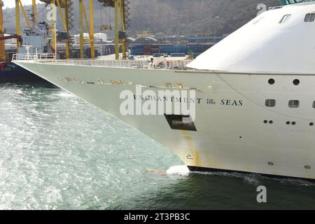 Gros plan de la proue du paquebot de croisière enchantement des mers alors que l'iit quitte Barcelone Port I- Barcelone Espagne 31 juillet 2023 Banque D'Images