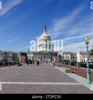 Bâtiment du Capitole DES ÉTATS-UNIS, vu de l'est, avec des gens et un ciel bleu avec des nuages blancs striés, octobre 2023, Washington, DC. Banque D'Images