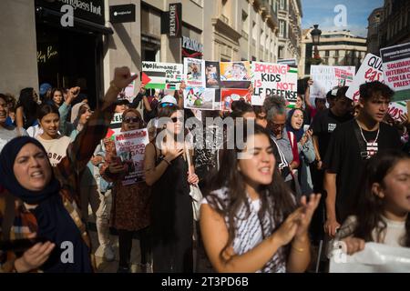 Malaga, Espagne. 26 octobre 2023. Les manifestants crient des slogans et brandissent des pancartes alors qu'ils participent à une manifestation étudiante en soutien à la Palestine et à Gaza. Des dizaines d’étudiants appelés par un syndicat étudiant participent à une manifestation réclamant la fin du massacre à Gaza et en solidarité avec le peuple palestinien, au milieu de la guerre entre Israël et le Hamas. Crédit : SOPA Images Limited/Alamy Live News Banque D'Images