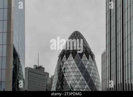 Londres, Royaume-Uni - 23 octobre 2023 - vue du bâtiment Gherkin (le cornichon suisse) ou 30 St Mary axe. L'un des célèbres monuments de londres, symbole emblématique de Banque D'Images