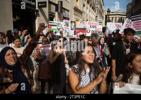 Malaga, Espagne. 26 octobre 2023. Les manifestants crient des slogans et brandissent des pancartes alors qu'ils participent à une manifestation étudiante en soutien à la Palestine et à Gaza. Des dizaines d’étudiants appelés par un syndicat étudiant participent à une manifestation réclamant la fin du massacre à Gaza et en solidarité avec le peuple palestinien, au milieu de la guerre entre Israël et le Hamas. (Photo Jesus Merida/SOPA Images/Sipa USA) crédit : SIPA USA/Alamy Live News Banque D'Images