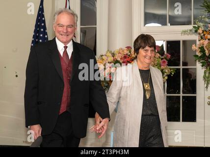 Le sénateur américain Tim Kaine démocrate de Virginie et Anne Holton arrivent pour le dîner d'État en l'honneur du Premier ministre australien Anthony Albanese et Jodie Haydon dans la zone des libraires de la Maison Blanche à Washington, DC, le mercredi 25 octobre 2023. Copyright : xRonxSachsx/xCNPx/MediaPunchx crédit : Imago/Alamy Live News Banque D'Images