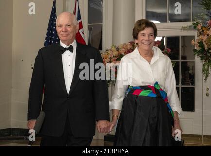 Le sénateur américain Ben Cardin démocrate du Maryland, président du Comité sénatorial américain des relations étrangères, et Myrna Cardin arrivent pour le dîner d'État en l'honneur du Premier ministre australien Anthony Albanese et Jodie Haydon dans la zone des libraires de la Maison Blanche à Washington, DC, le mercredi 25 octobre 2023. Copyright : xRonxSachsx/xCNPx/MediaPunchx crédit : Imago/Alamy Live News Banque D'Images