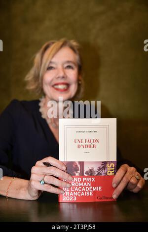 Paris, France. 26 octobre 2023. Lauréate du Grand Prix du roman l’écrivain française Dominique Barberis expose son livre à l’Académie française de Paris, France, le 26 octobre 2023. Photo de Firas Abdullah/ABACAPRESS.COM crédit : Abaca Press/Alamy Live News Banque D'Images