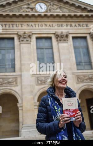 Paris, France. 26 octobre 2023. Lauréate du Grand Prix du roman l’écrivain française Dominique Barberis expose son livre à l’Académie française de Paris, France, le 26 octobre 2023. Photo de Firas Abdullah/ABACAPRESS.COM crédit : Abaca Press/Alamy Live News Banque D'Images