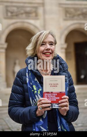 Paris, France. 26 octobre 2023. Lauréate du Grand Prix du roman l’écrivain française Dominique Barberis expose son livre à l’Académie française de Paris, France, le 26 octobre 2023. Photo de Firas Abdullah/ABACAPRESS.COM crédit : Abaca Press/Alamy Live News Banque D'Images