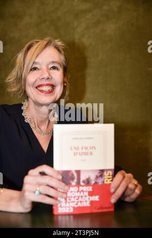 Paris, France. 26 octobre 2023. Lauréate du Grand Prix du roman l’écrivain française Dominique Barberis expose son livre à l’Académie française de Paris, France, le 26 octobre 2023. Photo de Firas Abdullah/ABACAPRESS.COM crédit : Abaca Press/Alamy Live News Banque D'Images