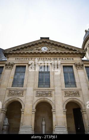 Paris, France. 26 octobre 2023. Cette photographie montre la cour de l'Académie française à Paris, France, le 26 octobre 2023. Photo de Firas Abdullah/ABACAPRESS.COM crédit : Abaca Press/Alamy Live News Banque D'Images