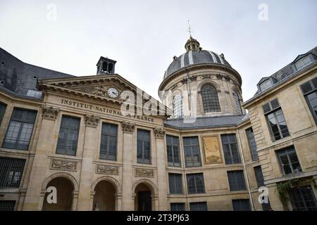 Paris, France. 26 octobre 2023. Cette photographie montre la cour de l'Académie française à Paris, France, le 26 octobre 2023. Photo de Firas Abdullah/ABACAPRESS.COM crédit : Abaca Press/Alamy Live News Banque D'Images