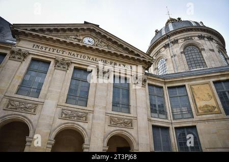 Paris, France. 26 octobre 2023. Cette photographie montre la cour de l'Académie française à Paris, France, le 26 octobre 2023. Photo de Firas Abdullah/ABACAPRESS.COM crédit : Abaca Press/Alamy Live News Banque D'Images