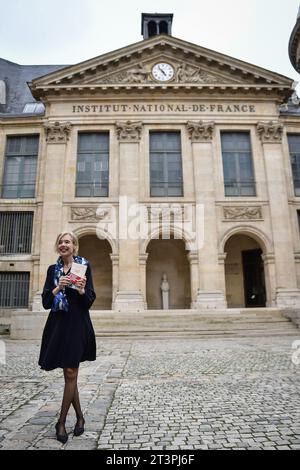 Paris, France. 26 octobre 2023. Lauréate du Grand Prix du roman l’écrivain française Dominique Barberis expose son livre à l’Académie française de Paris, France, le 26 octobre 2023. Photo de Firas Abdullah/ABACAPRESS.COM crédit : Abaca Press/Alamy Live News Banque D'Images