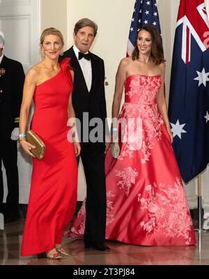 John Kerry, envoyé spécial du Président des États-Unis pour le climat, Dr. Vanessa Kerry et Alexandra Kerry arrivent pour le dîner d'État en l'honneur du Premier ministre australien Anthony Albanese et Jodie Haydon dans la zone des libraires de la Maison Blanche à Washington, DC, le mercredi 25 octobre 2023. Copyright : xRonxSachsx/xCNPx/MediaPunchx crédit : Imago/Alamy Live News Banque D'Images