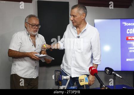 GYE-JORGE GLAS Guayaquil, jueves 26 de Octubre del 2023. El expresidente de la republica, Jorge Glass, ofrecio una rueda de prensa donde senalo ser investigado por la policia por un presunto asesinato ocurrido en el ano 2019 y tambiÃ n abordo el tema de los audios filtrados. Fotos:Jimmy Negrete/ API Guayaquil Guayas Ecuador POL-GYE-JORGEGLAS-762d3c7401d38e7d80f58f7b57c6f5a0 *** GYE JORGE GLAS Guayaquil, jeudi 26 octobre 2023 l'ancien président de la république, Jorge Glass, a donné une conférence de presse où il a déclaré qu'il faisait l'enquête par la police pour meurtre présumé Banque D'Images