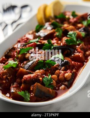 Maghmour ou moussaka libanaise. Plat à base d'aubergines cuites ou frites avec épices, pois chiches et sauce tomate. Les aubergines sont cuites dans de la sauce tomate Banque D'Images