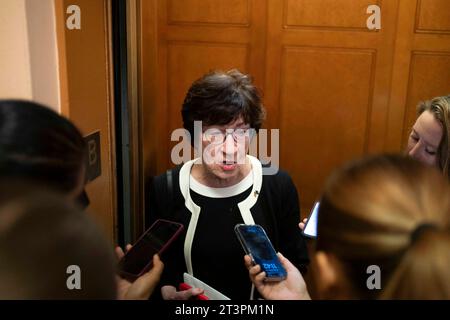 Washington, États-Unis. 26 octobre 2023. Le sénateur Susan Collins, R-ME, parle à des journalistes au Capitole des États-Unis à Washington, DC le jeudi 26 octobre 2023. Une chasse à l'homme se poursuit après qu'un tireur ait ouvert le feu dans un bowling et un restaurant à Lewiston, Maine, tuant au moins 18 personnes hier soir. Photo Bonnie Cash/UPI crédit : UPI/Alamy Live News Banque D'Images