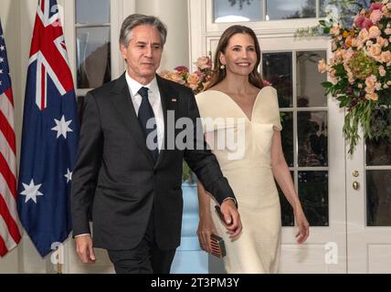 Washington, Vereinigte Staaten. 25 octobre 2023. Le secrétaire d'État américain Antony Blinken et Evan Ryan arrivent pour le dîner d'État en l'honneur du premier ministre australien Anthony Albanese et de Jodie Haydon dans la zone des libraires de la Maison Blanche à Washington, DC, le mercredi 25 octobre 2023. Crédit : Ron Sachs/CNP/dpa/Alamy Live News Banque D'Images