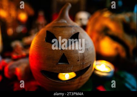 Nijmegen, pays-Bas. 26 octobre 2023. Une citrouille en céramique est considérée comme une partie des décorations d'Halloween. La célébration d'Halloween devient de plus en plus populaire aux pays-Bas. Halloween est un jour férié célébré chaque année le 31 octobre et évolue en une journée d'activités comme décorer des maisons avec des trucs effrayants, truquer ou traiter, sculpter des jack-o-lanternes, rassemblements festifs, enfiler des costumes, et manger des friandises. Crédit : SOPA Images Limited/Alamy Live News Banque D'Images