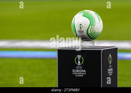 Alkmaar, pays-Bas. 26 octobre 2023. ALKMAAR, PAYS-BAS - 26 OCTOBRE : ballon officiel lors du match Groupe E - UEFA Europa Conference League 2023/24 entre AZ Alkmaar et Aston Villa FC au Stadion AFAS le 26 octobre 2023 à Alkmaar, pays-Bas. (Photo de Patrick Goosen/Orange Pictures) crédit : Orange pics BV/Alamy Live News Banque D'Images