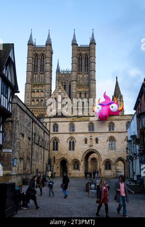 Monstre illuminé magenta aux yeux d'insectes sur le bâtiment de la porte de l'échiquier, la porte de l'échiquier, Lincoln City, Lincolnshire, Angleterre, ROYAUME-UNI Banque D'Images