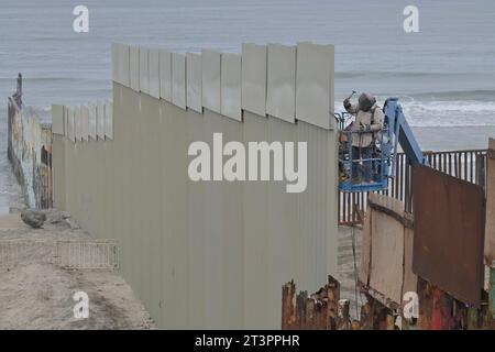 Tijuana, Basse-Californie, Mexique. 25 octobre 2023. Des membres de la Garde nationale mexicaine patrouillent une nouvelle clôture de 30 pieds qui a remplacé une partie de la clôture primaire à la frontière de la plage qui va dans l'océan Pacifique, car une clôture secondaire a déjà été installée. (Image de crédit : © Carlos A. Moreno/ZUMA Press Wire) USAGE ÉDITORIAL SEULEMENT! Non destiné à UN USAGE commercial ! Banque D'Images