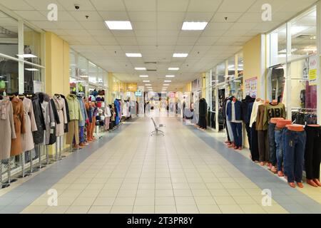 Moscou, Russie - Oct 19.2023. Vêtements pour femmes sur mannequins dans le complexe commercial Zelenograd Banque D'Images