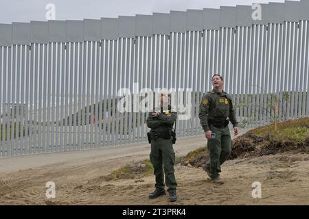 Tijuana, Basse-Californie, Mexique. 25 octobre 2023. Les agents de la patrouille frontalière AMÉRICAINE admirent une nouvelle clôture de 30 pieds qui a remplacé une partie de la clôture secondaire à la frontière de la plage qui va dans l’océan Pacifique, car une clôture primaire est actuellement installée par des travailleurs de la construction le mercredi 25 octobre 2023. (Image de crédit : © Carlos A. Moreno/ZUMA Press Wire) USAGE ÉDITORIAL SEULEMENT! Non destiné à UN USAGE commercial ! Banque D'Images