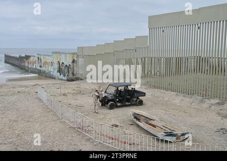 Tijuana, Basse-Californie, Mexique. 25 octobre 2023. Des membres de la Garde nationale mexicaine patrouillent une nouvelle clôture de 30 pieds qui a remplacé une partie de la clôture primaire à la frontière de la plage qui va dans l'océan Pacifique, car une clôture secondaire a déjà été installée. (Image de crédit : © Carlos A. Moreno/ZUMA Press Wire) USAGE ÉDITORIAL SEULEMENT! Non destiné à UN USAGE commercial ! Banque D'Images