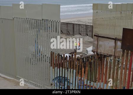 Tijuana, Basse-Californie, Mexique. 25 octobre 2023. Des panneaux de clôture de trente pieds ont déjà été installés le long de la clôture secondaire avec une nouvelle entrée de clôture coulissante à la zone du parc de l'amitié San Diego-Tijuana. Les travailleurs de la construction ont déjà commencé une partie de la clôture primaire de remplacement sur la frontière de la plage qui va dans l'océan Pacifique. (Image de crédit : © Carlos A. Moreno/ZUMA Press Wire) USAGE ÉDITORIAL SEULEMENT! Non destiné à UN USAGE commercial ! Banque D'Images