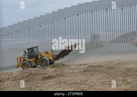 Tijuana, Basse-Californie, Mexique. 25 octobre 2023. Des panneaux de clôture de trente pieds ont déjà été installés le long de la clôture secondaire avec une nouvelle entrée de clôture coulissante à la zone du parc de l'amitié San Diego-Tijuana. Les travailleurs de la construction ont déjà commencé une partie de la clôture primaire de remplacement sur la frontière de la plage qui va dans l'océan Pacifique. (Image de crédit : © Carlos A. Moreno/ZUMA Press Wire) USAGE ÉDITORIAL SEULEMENT! Non destiné à UN USAGE commercial ! Banque D'Images